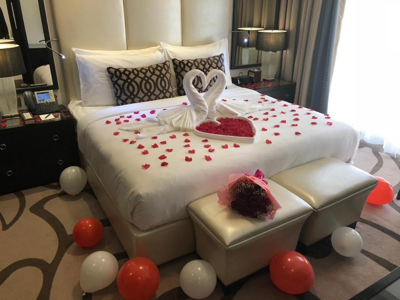 Voco - Riyadh, An Ihg Hotel - فندق فوكو الرياض, احدى فنادق مجموعة إنتركونتيننتال Kültér fotó A bedroom decorated for a honeymoon