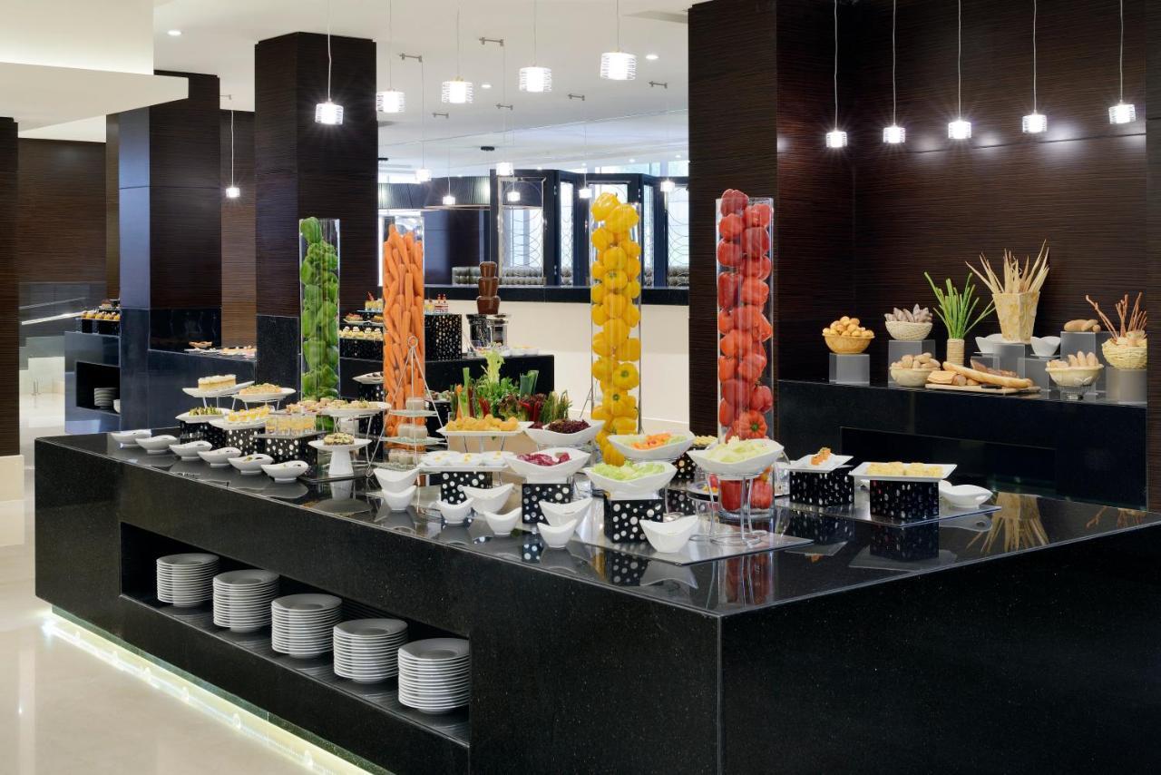 Voco - Riyadh, An Ihg Hotel - فندق فوكو الرياض, احدى فنادق مجموعة إنتركونتيننتال Kültér fotó A buffet at a hotel